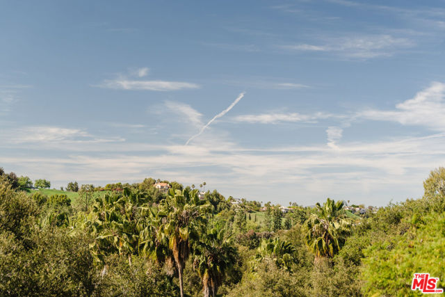 4244 Balcony Drive, Calabasas CA: https://media.crmls.org/mediaz/987abe44-158e-4709-8157-84b2be084b23.jpg