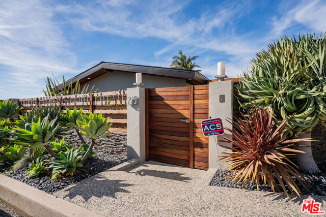 245 Tranquillo Road, Pacific Palisades CA: https://media.crmls.org/mediaz/987b8e0d-6fb2-4245-98b0-e8c50e912d93.jpg