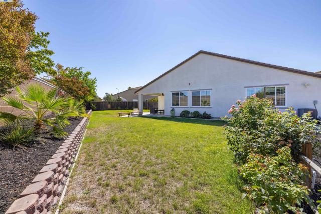 917 Talaria Ct, Oakley CA: https://media.crmls.org/mediaz/987c0a35-91eb-4cdf-b9c7-63d4937abf58.jpg