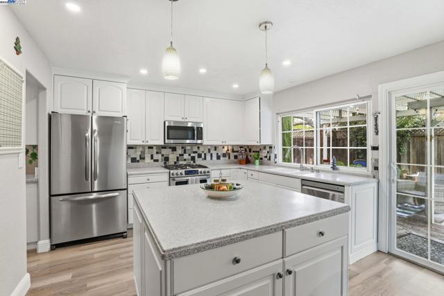 2891 Calle Reynoso, Pleasanton CA: https://media.crmls.org/mediaz/987c17bf-41b3-47f6-9116-18911890b299.jpg