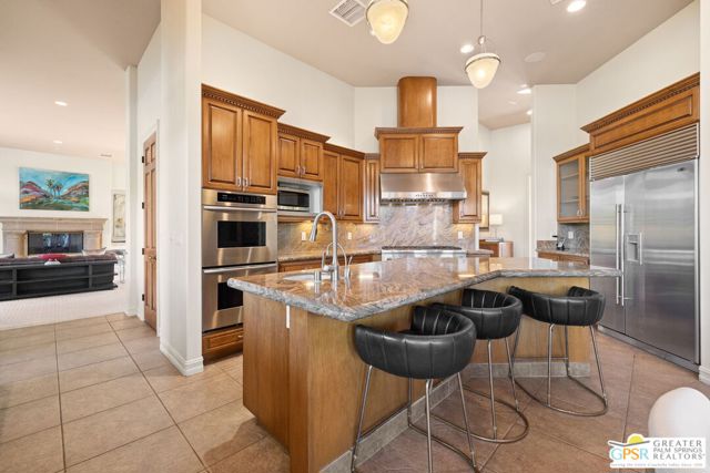 16 Villaggio Place, Rancho Mirage CA: https://media.crmls.org/mediaz/987c1bc1-4f7d-49ef-a7e6-cc8f5e19d22b.jpg
