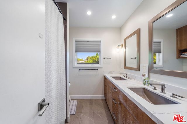 14034 Valerio Street, Van Nuys CA: https://media.crmls.org/mediaz/987c2bf7-5bb5-41d1-9355-06a74e827372.jpg