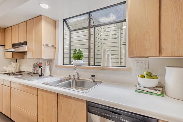 30 Brompton Avenue, San Francisco CA: https://media.crmls.org/mediaz/987d9715-8cd1-4951-8c87-6269afee0639.jpg