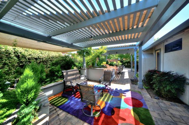 6291 Calle Fuego, Pleasanton CA: https://media.crmls.org/mediaz/987e2804-9076-4376-bb48-6e7b95bb5335.jpg