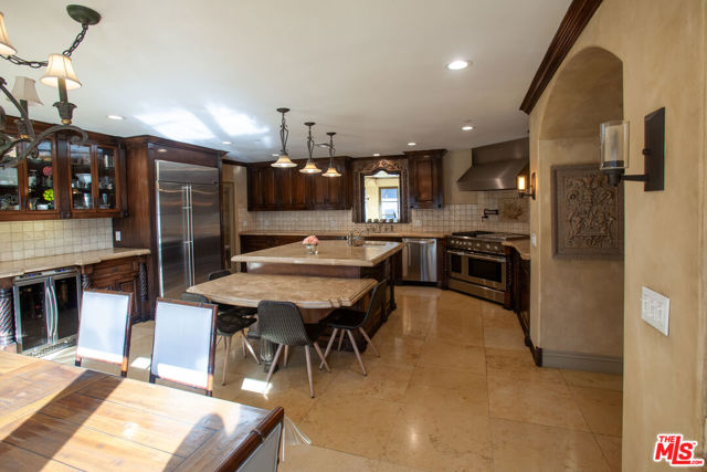 3501 Caribeth Drive, Encino CA: https://media.crmls.org/mediaz/987e7de1-ab34-49e5-b631-cbfcec438ea0.jpg