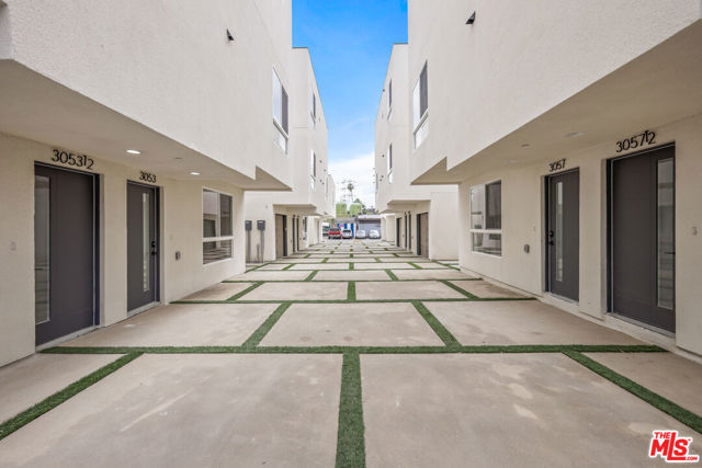 2700 Fletcher Drive, Los Angeles CA: https://media.crmls.org/mediaz/987ed8af-5985-44bf-ad6c-efc23cadb9f2.jpg