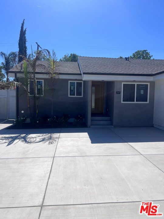 7669 Beeman Avenue, North Hollywood CA: https://media.crmls.org/mediaz/987ee89c-3151-49ac-9b9b-25e387804d44.jpg