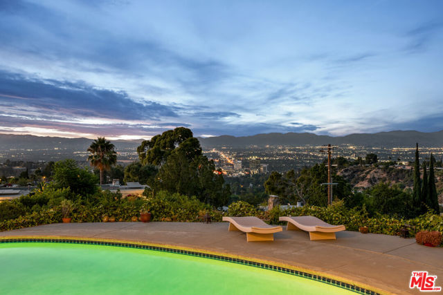 3340 Scadlock Lane, Sherman Oaks CA: https://media.crmls.org/mediaz/987f5929-04e2-41af-916a-58afb8f189ae.jpg