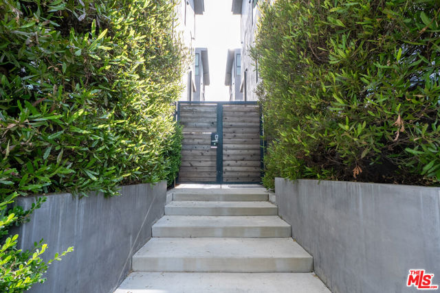 4427 Studio Place, Studio City CA: https://media.crmls.org/mediaz/987f72a4-1dc0-4597-816c-c8f7a575fb38.jpg