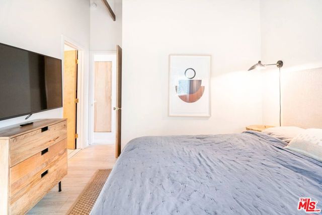 21555 Pacific Coast Highway, Malibu CA: https://media.crmls.org/mediaz/98808b8c-9daf-43b1-90eb-4cd731757600.jpg