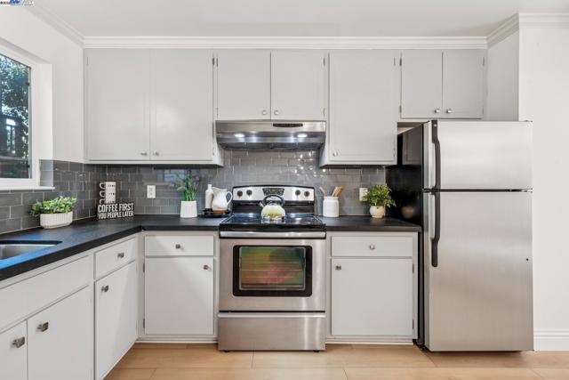 5242 Miles Avenue, Oakland CA: https://media.crmls.org/mediaz/9880a1cb-3d4d-4504-889d-e4e1a0aeb61a.jpg