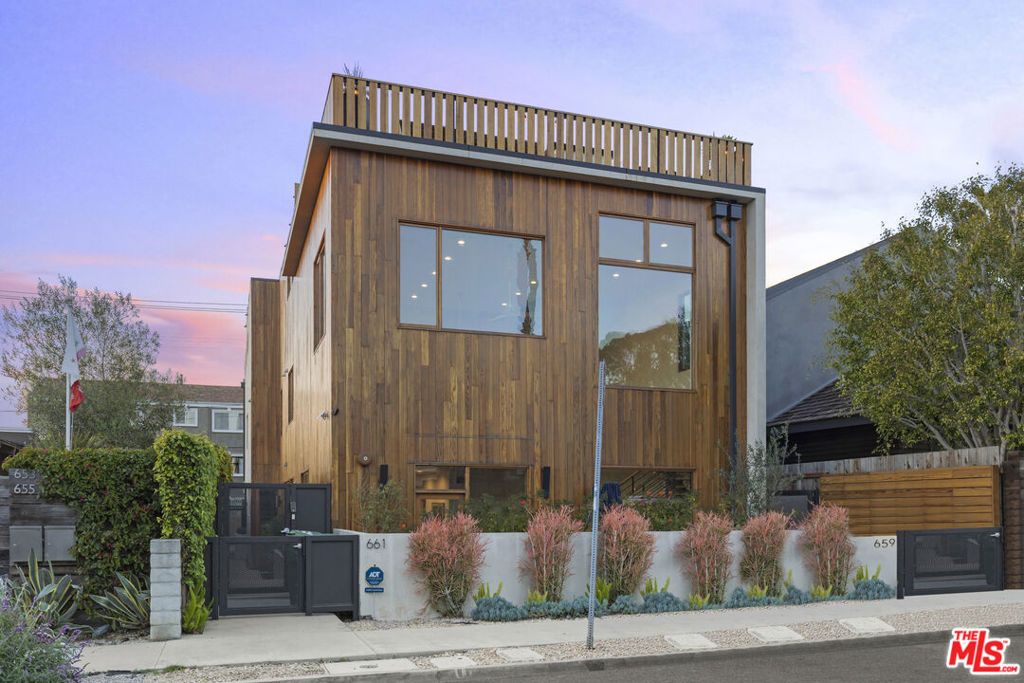 661 Broadway Street — Contemporary