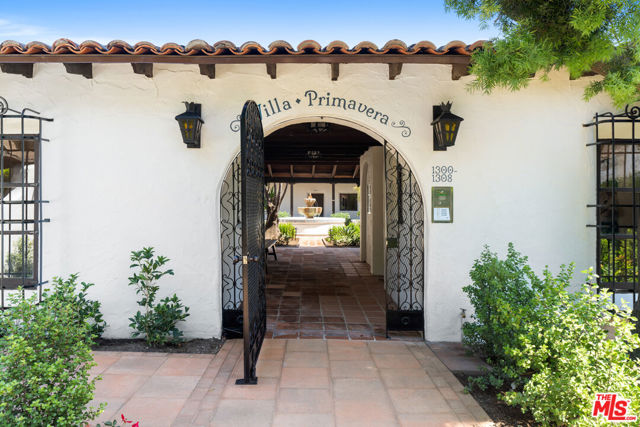 1304 1/2 N Harper Avenue, West Hollywood CA: https://media.crmls.org/mediaz/988112a6-dd0b-4f42-86fb-910a82c8cbdd.jpg