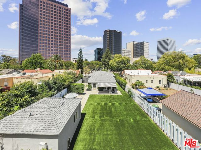 6526 San Vicente Boulevard, Los Angeles CA: https://media.crmls.org/mediaz/98818c5c-fc61-4319-8b06-4172a27ae793.jpg