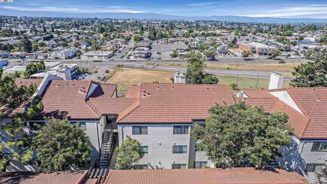 21239 Gary Dr, Hayward CA: https://media.crmls.org/mediaz/988191d2-2e14-4050-abd5-fe53e148de47.jpg
