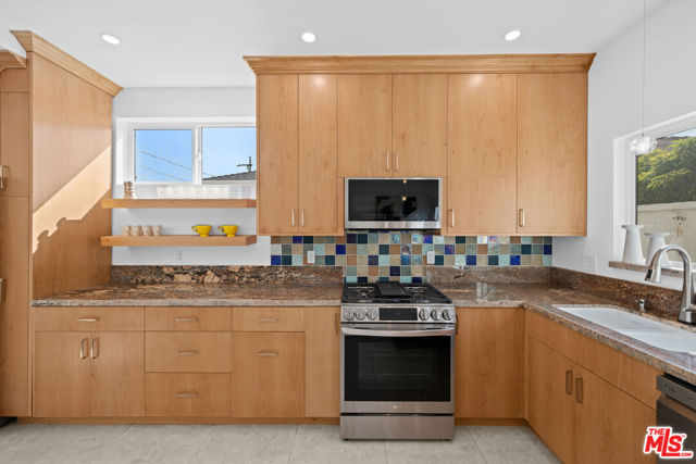10623 W Olympic Boulevard, Los Angeles CA: https://media.crmls.org/mediaz/9882b79d-b80a-48c6-b22c-661eec936c3a.jpg