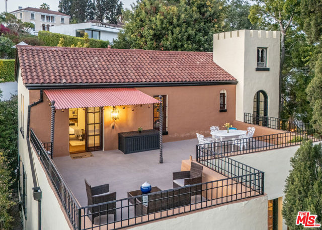 6655 Emmet Terrace, Los Angeles CA: https://media.crmls.org/mediaz/98832457-6925-436c-8c2d-66c645dca343.jpg