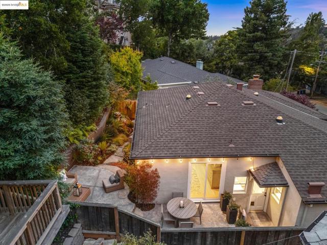 2250 Bywood Dr, Oakland CA: https://media.crmls.org/mediaz/9883676c-4d0d-43c4-be77-a52a95ac5562.jpg