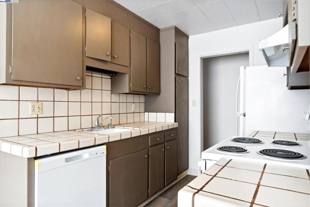 424 Staten Ave, Oakland CA: https://media.crmls.org/mediaz/988421e5-f6bf-4409-b558-e42e6e942588.jpg