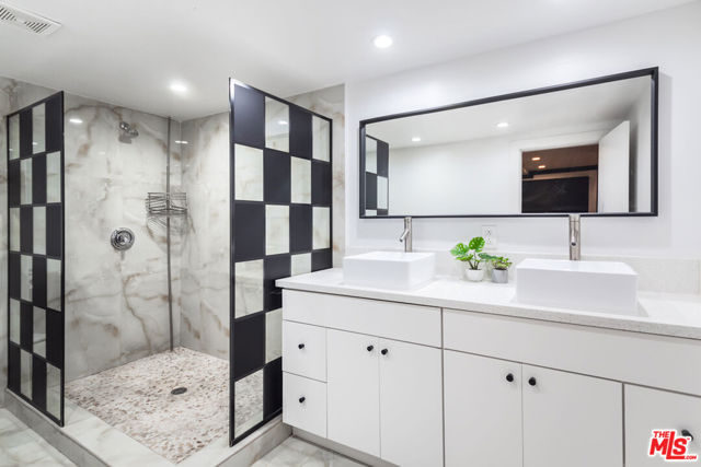 905 Pine Grove Avenue, Los Angeles CA: https://media.crmls.org/mediaz/98842567-5371-4a70-8dba-b2713976f6f4.jpg