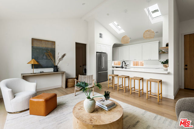 11840 Juniette Street, Culver City CA: https://media.crmls.org/mediaz/9884a0eb-a7af-49c0-bcff-942617cdc9e2.jpg
