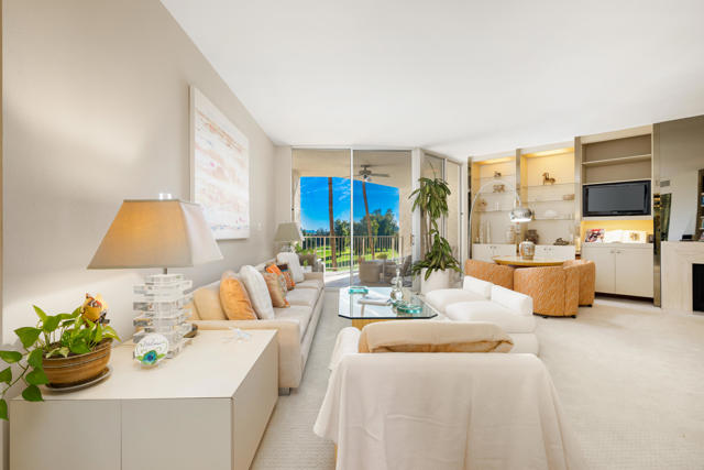 900 Island Drive, Rancho Mirage CA: https://media.crmls.org/mediaz/9884a54c-3c5c-4aca-a704-9a3e362f3ea2.jpg