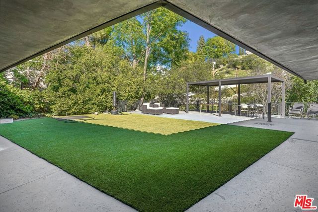 4900 Queen Victoria Road, Woodland Hills CA: https://media.crmls.org/mediaz/98862311-c197-4c91-8897-b8548e7c3a36.jpg