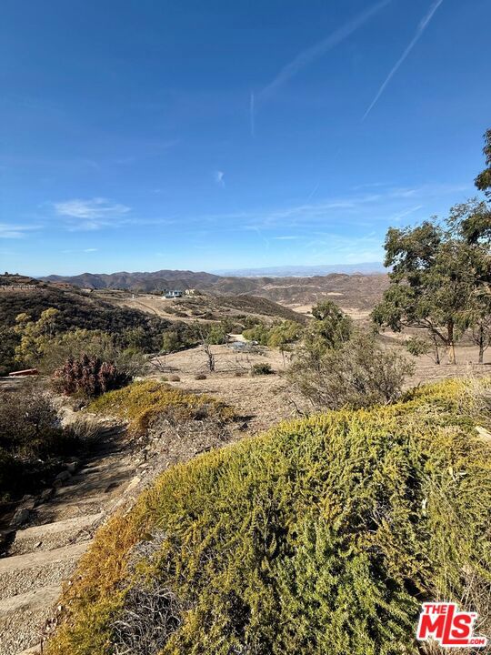 11077 Pacific View Drive, Malibu CA: https://media.crmls.org/mediaz/9886e590-71b2-41df-8f7c-b8e1dc2553fd.jpg