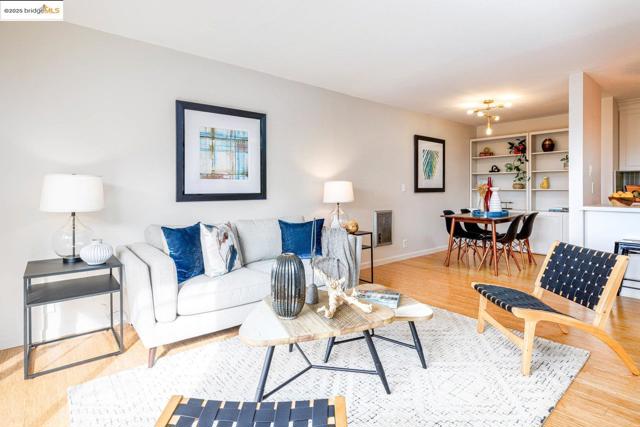 555 Jean St, Oakland CA: https://media.crmls.org/mediaz/98879a48-a9a7-410d-9378-2b3913401a63.jpg