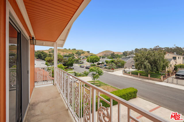 2101 N Almadale Avenue, Los Angeles CA: https://media.crmls.org/mediaz/9887aa3c-9d46-41f1-bad9-ba74165dcfea.jpg