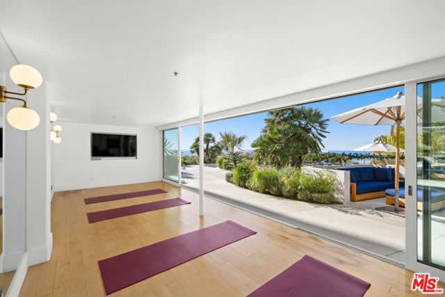 101 Ocean Avenue, Santa Monica CA: https://media.crmls.org/mediaz/988834ac-fad0-4282-94c8-79b27b3f690c.jpg