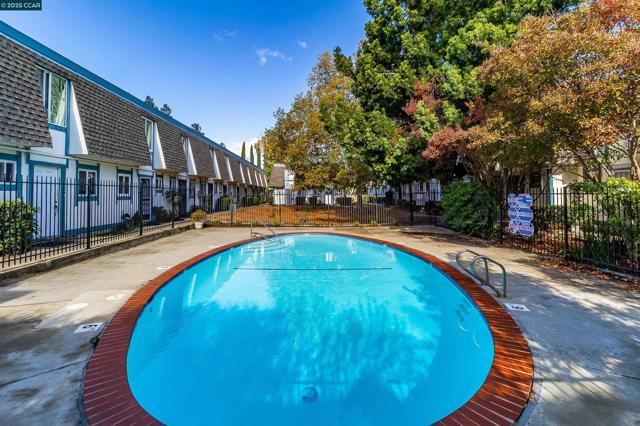 3905 Clayton Rd, Concord CA: https://media.crmls.org/mediaz/98885cbd-64c7-425e-b5f6-a952398589ca.jpg