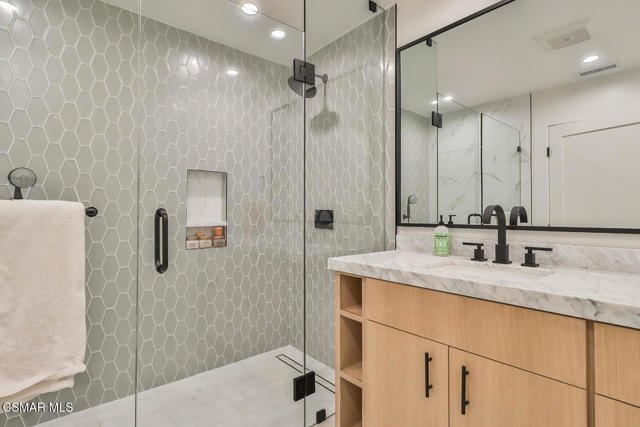 31754 Foxfield Drive, Westlake Village CA: https://media.crmls.org/mediaz/98897205-879a-4474-b7e1-00061851e231.jpg