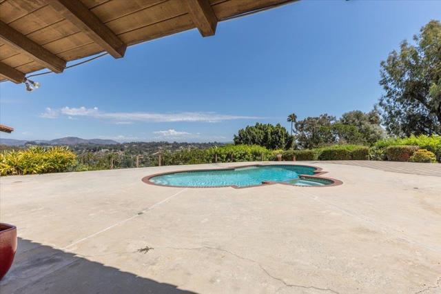 Detail Gallery Image 9 of 24 For 277 via Del Cerrito, Encinitas,  CA 92024 - 5 Beds | 5 Baths
