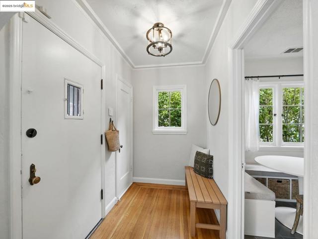 3712 Maple AVE, Oakland CA: https://media.crmls.org/mediaz/988a7161-f9d5-4657-a447-ebd4bed42c35.jpg