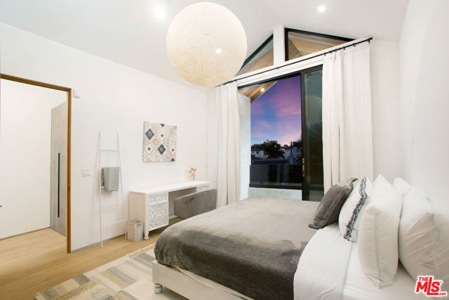 4527 Simpson Avenue, Studio City CA: https://media.crmls.org/mediaz/988b7111-e117-4d22-8cb2-140e2ba022e3.jpg