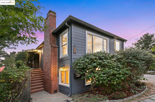 1009 Richmond st, El Cerrito CA: https://media.crmls.org/mediaz/988bcbbf-6d23-4236-a571-b3756ec696d5.jpg