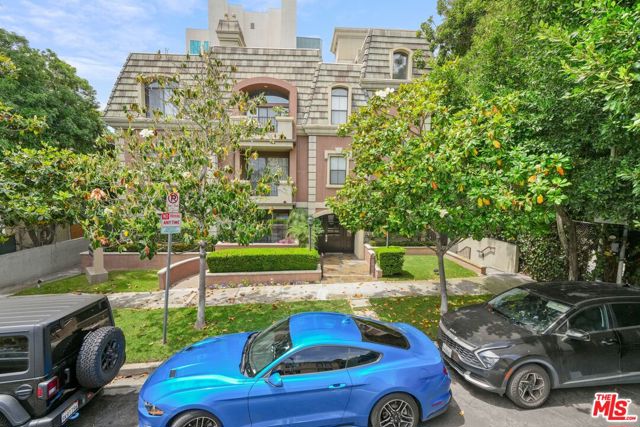 10275 Missouri Avenue, Los Angeles CA: https://media.crmls.org/mediaz/988bef36-024b-41e8-b081-a43874a2b8c8.jpg