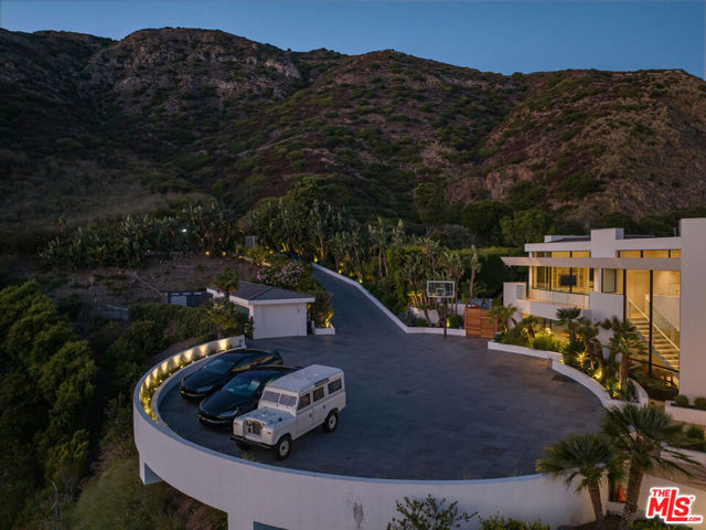 4310 Encinal Canyon Road, Malibu CA: https://media.crmls.org/mediaz/988c42c1-3096-4e48-846a-7ca50c8fcc4c.jpg