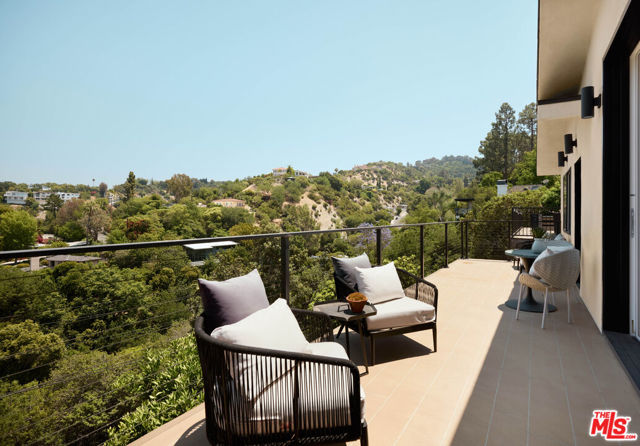 3916 Glenridge Drive, Sherman Oaks CA: https://media.crmls.org/mediaz/988c554e-1da7-41af-9453-1a10fd2f254e.jpg