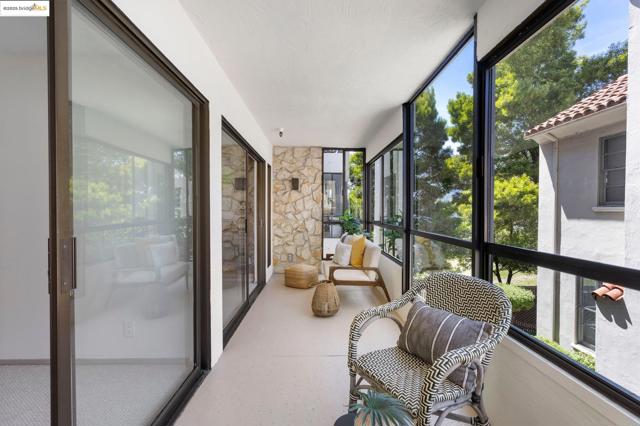 1830 Lakeshore Ave, Oakland CA: https://media.crmls.org/mediaz/988db4da-ecae-4a6d-a5b3-9db32462429b.jpg