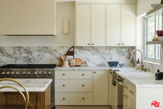 8381 Zitola Terrace, Playa del Rey CA: https://media.crmls.org/mediaz/988dc6e2-35ec-48b7-b0b3-6887bfbb3c38.jpg