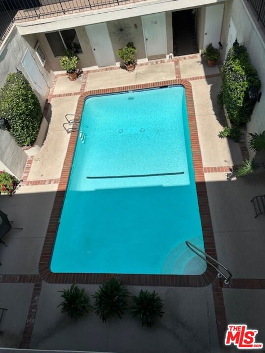 2320 S Bentley Avenue, Los Angeles CA: https://media.crmls.org/mediaz/988e0d16-7111-4a73-82c3-46d4ef2b0a4e.jpg