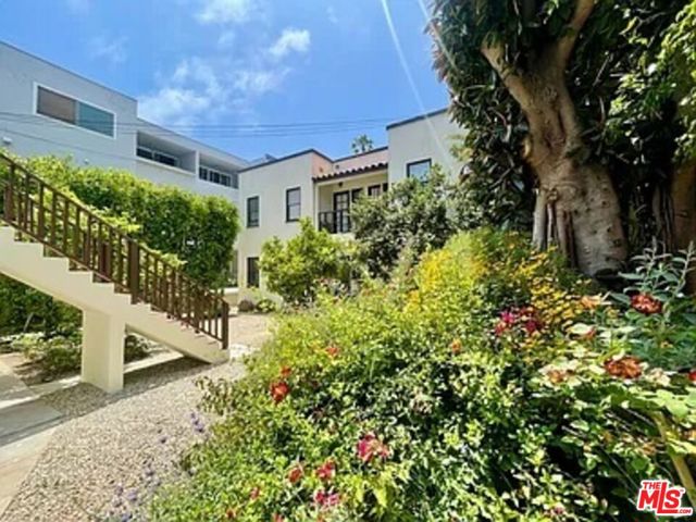 837 5th Street, Santa Monica CA: https://media.crmls.org/mediaz/988e3b9a-9047-4e9b-b9e9-d02d4250dabe.jpg