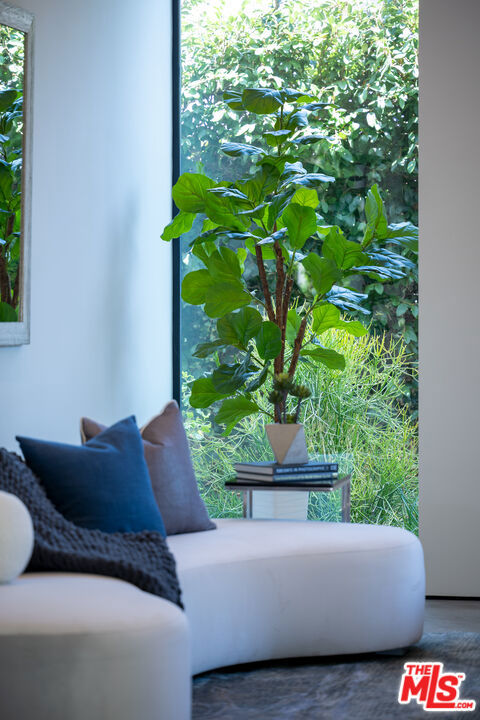 8356 W 4th Street, Los Angeles CA: https://media.crmls.org/mediaz/988f25ff-1ded-4583-bd91-c6fcf3f91804.jpg