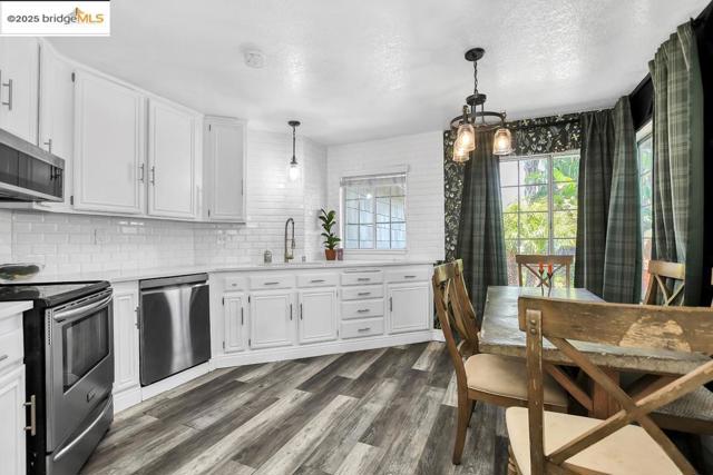 1359 Port Ct, Oakley CA: https://media.crmls.org/mediaz/988f3b52-3ddf-4a9e-b9e7-3f27c35ba9ac.jpg