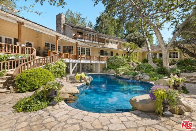 4535 Vanalden Avenue, Tarzana CA: https://media.crmls.org/mediaz/988ff126-98cd-4a2e-9f21-d8cbca99f1a8.jpg
