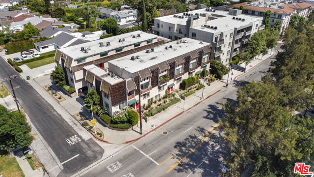 4660 Coldwater Canyon Avenue, Studio City CA: https://media.crmls.org/mediaz/9890320e-f0f6-49f2-ba40-f2fd4726b23f.jpg