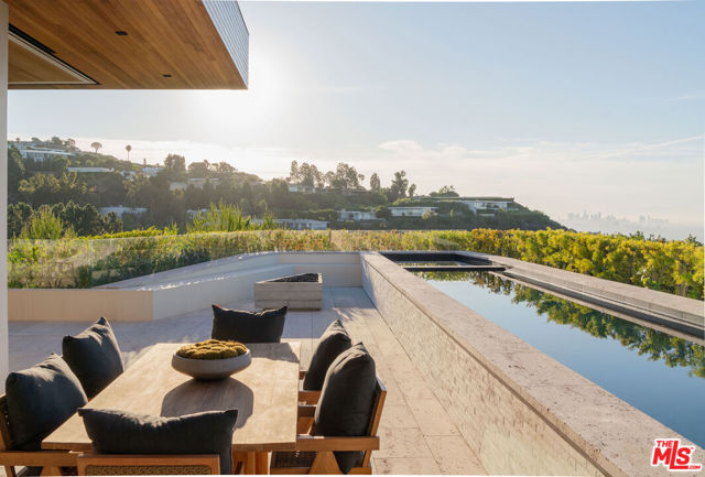 1520 Carla, Beverly Hills CA: https://media.crmls.org/mediaz/9890ede6-c157-4f5d-a254-980f1a6fa460.jpg