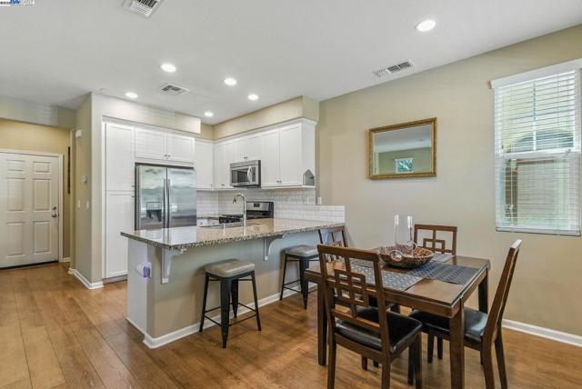 841 Fan Palm Ln, Brentwood CA: https://media.crmls.org/mediaz/989241cc-14a0-4477-b650-4462f4b98b44.jpg